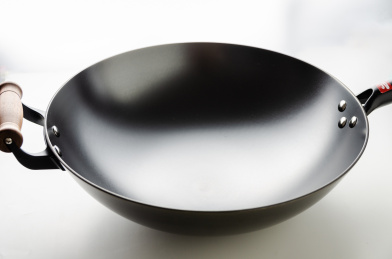 白色背景里的炒锅铸铁锅