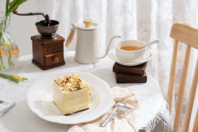 清晨阳光撒在桌边的早餐坚果奶油蛋糕