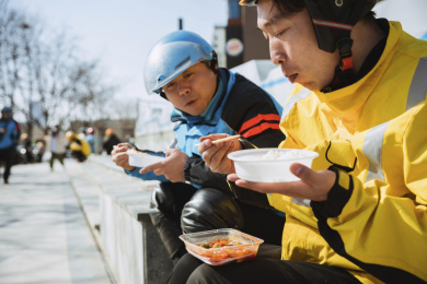外卖小哥在休息吃饭