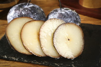 黑石板上放着切块的冻梨