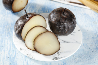 浅蓝色底上放了盘冻梨