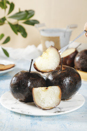 盘里放着一堆黑冻梨