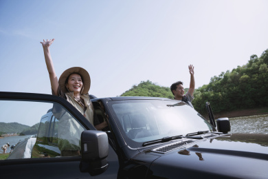 户外自驾游的中年伴侣