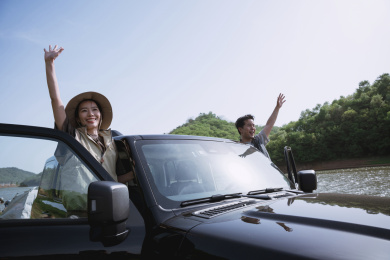 户外自驾游的中年伴侣