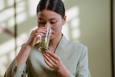 青年女人泡茶