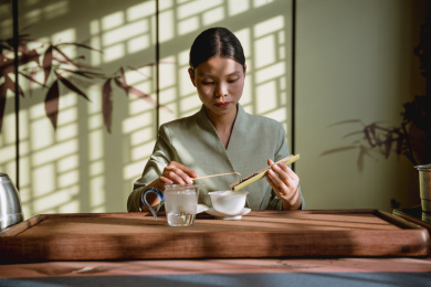 青年女人泡茶