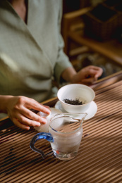 青年女人泡茶