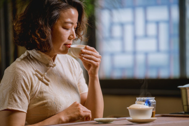 中年女人泡茶