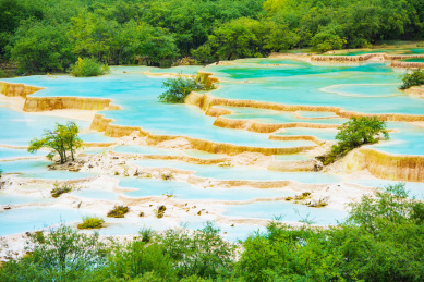 四川黄龙里的彩池美景
