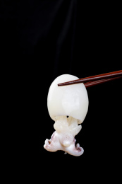 筷子上夹着小墨鱼仔