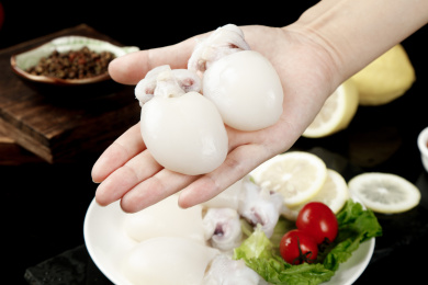 手里拿着小墨鱼