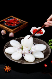 筷子上夹着小墨鱼仔