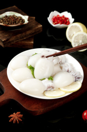 筷子上夹着小墨鱼仔