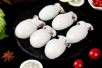 黑底上摆放着小乌贼