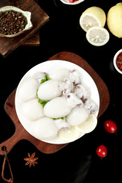 木板上一盘新鲜墨鱼仔