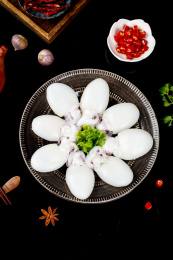 黑底上放着一盘墨鱼仔