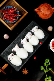 黑底上的新鲜墨鱼仔