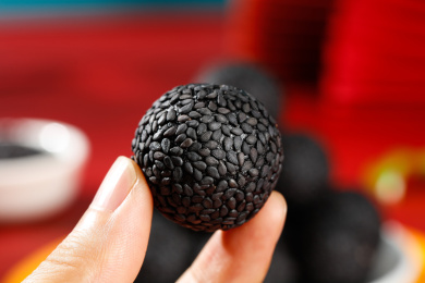 手里拿着芝麻丸子