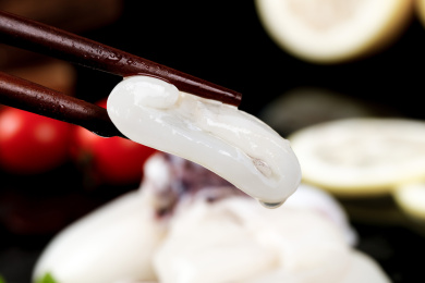 筷子上夹着墨鱼