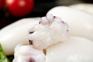 一堆去皮去内脏墨鱼仔