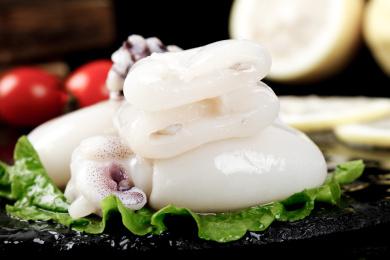 黑底上的鲜冻墨鱼仔