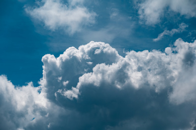 夏季天空中的积雨云