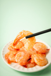 筷子夹起来的一个虾仁