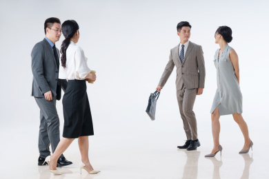 边走边聊天的商务人士