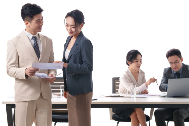 讨论工作的商务团队