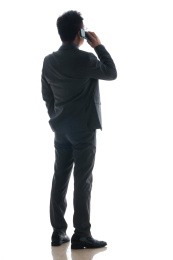 打电话的商务中年男士背影