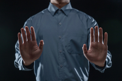 商务男士做拒绝手势