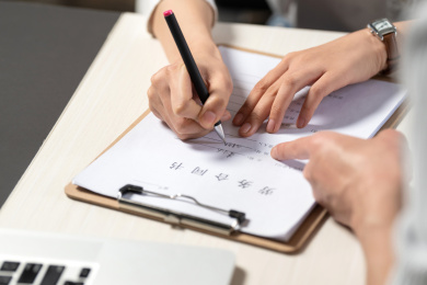 职业女性签署合同