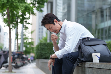 路边坐着的中年男性