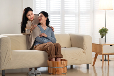 女儿照顾母亲洗脚