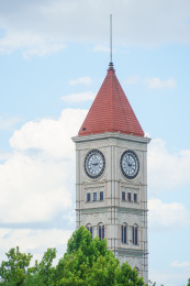 天津教堂钟塔与蓝天白云