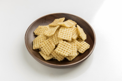 休闲零食小米锅巴摆放在桌面上特写