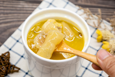 木桌背景营养炖汤花胶鸡汤