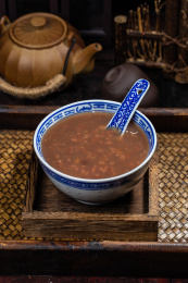 青花瓷碗里的红豆粥