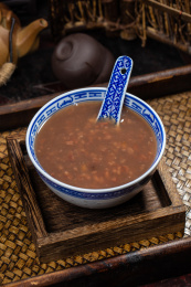 青花瓷碗里的红豆粥