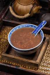青花瓷碗里的红豆粥