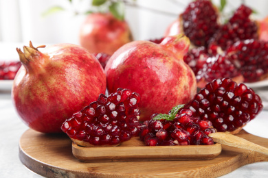 浅底上的软籽石榴