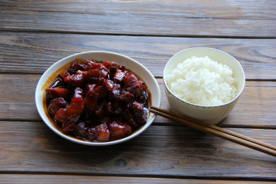家常便饭：桌上放着的红烧肉配米饭