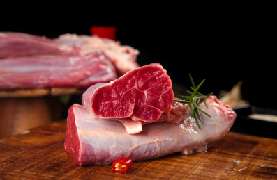 木板上放着新鲜牛腱子肉