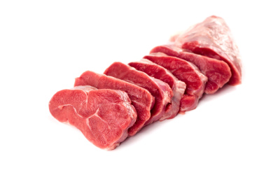 白底上放着切块的牛腱子肉