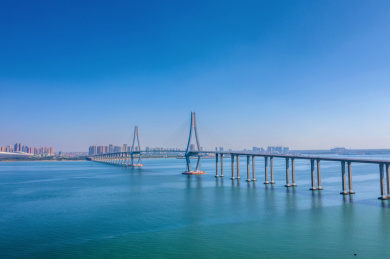中国广东湛江海湾大桥风光