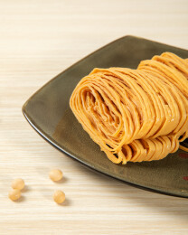 黑盘里的豆腐丝卷