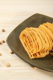 黑盘里的豆腐丝卷