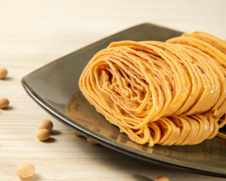 黑盘里的豆腐丝卷