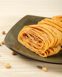 黑盘里的豆腐丝卷