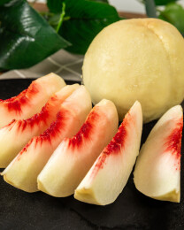 黑盘上的黄桃切片